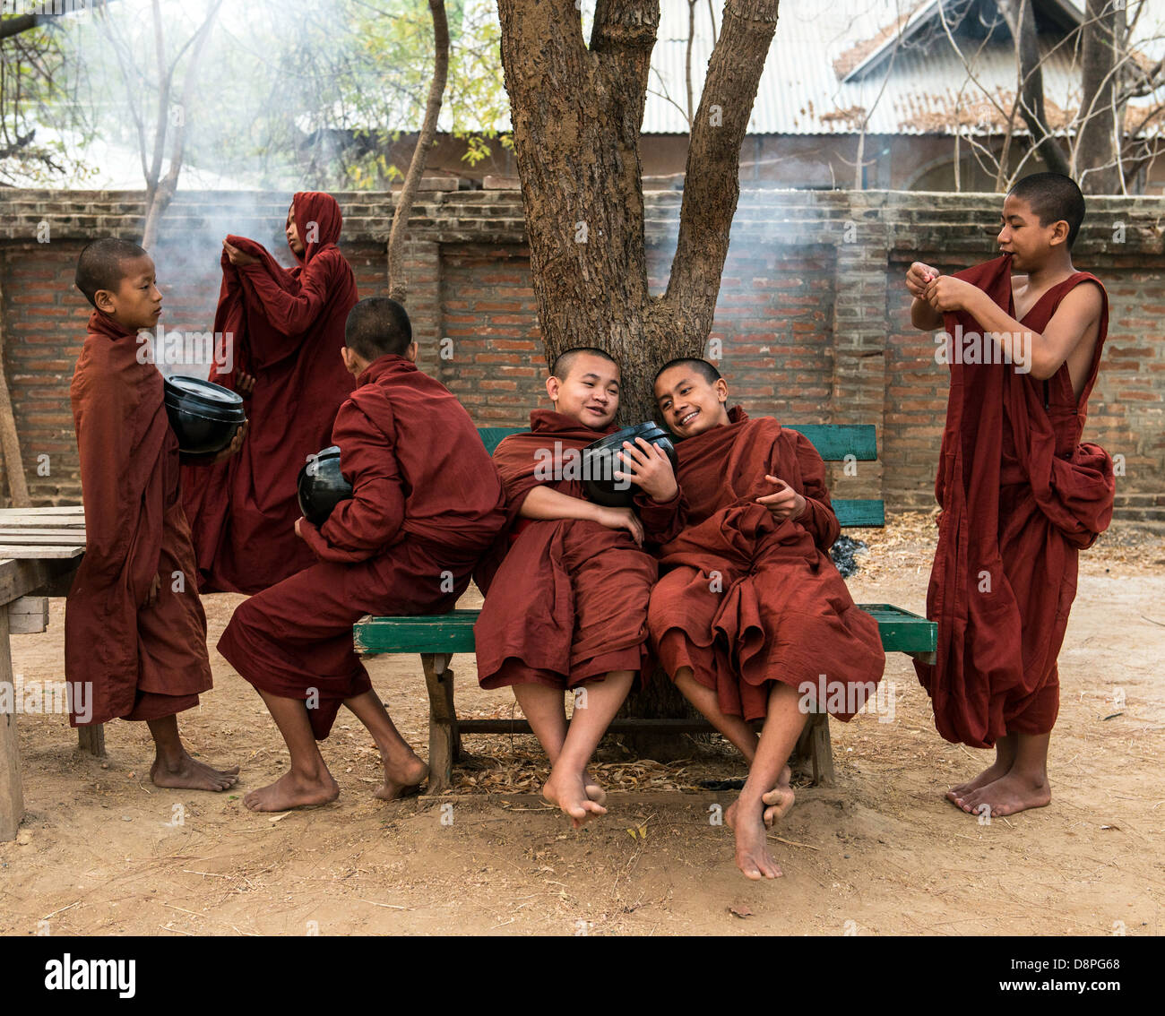 Les moines bouddhistes se reposer avant de recueillir des aumônes (boules) ou de l'alimentation dans la matinée des villageois près de Bagan Birmanie Myanmar Banque D'Images