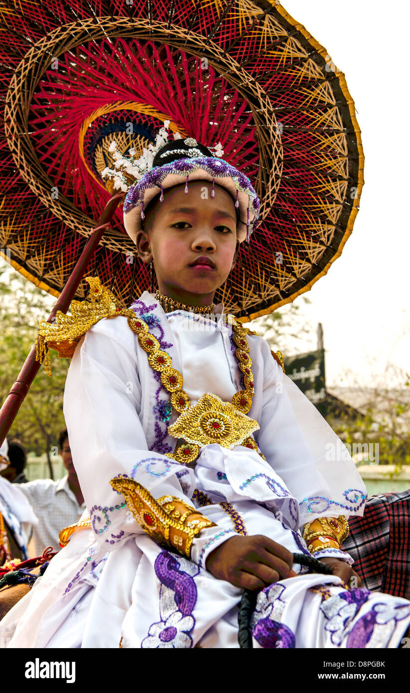 Le moine bouddhiste cérémonie d'initiation dans un village près de Bagan Birmanie Myanmar Banque D'Images