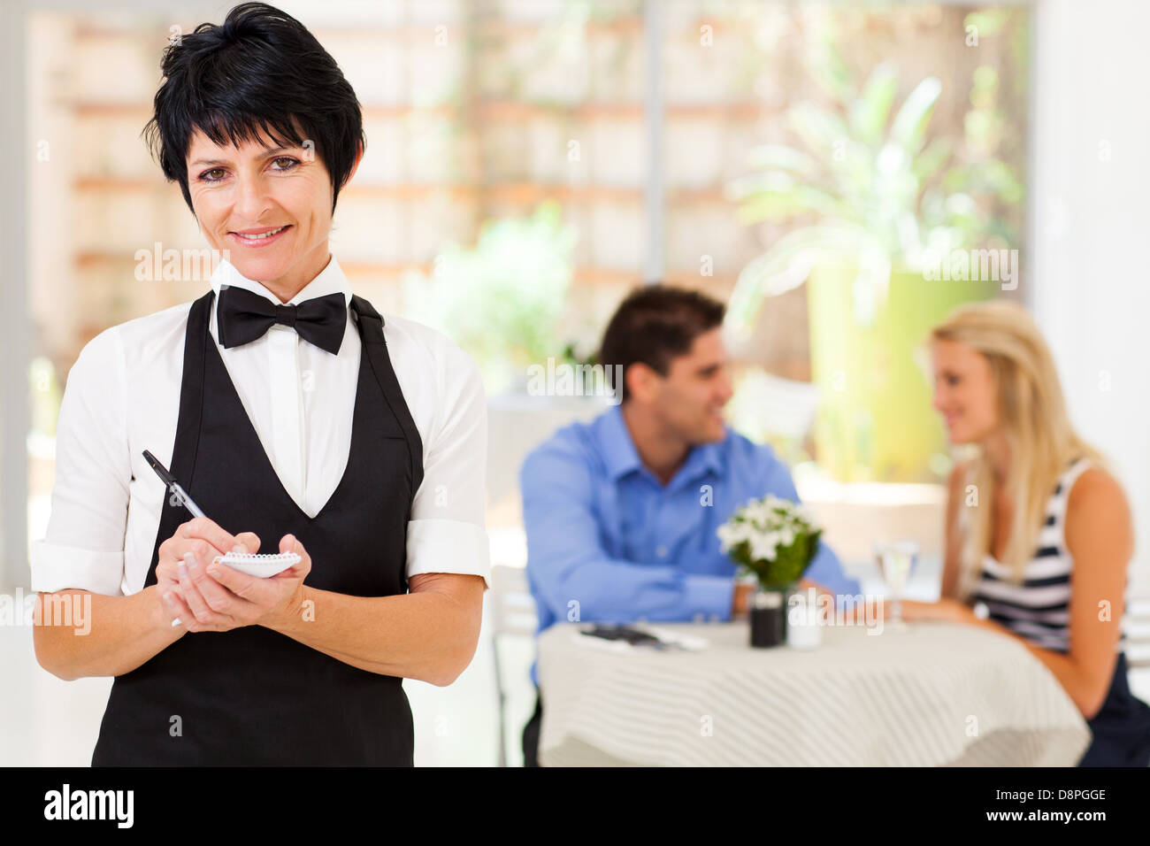 Serveuse mature élégant working in restaurant Banque D'Images