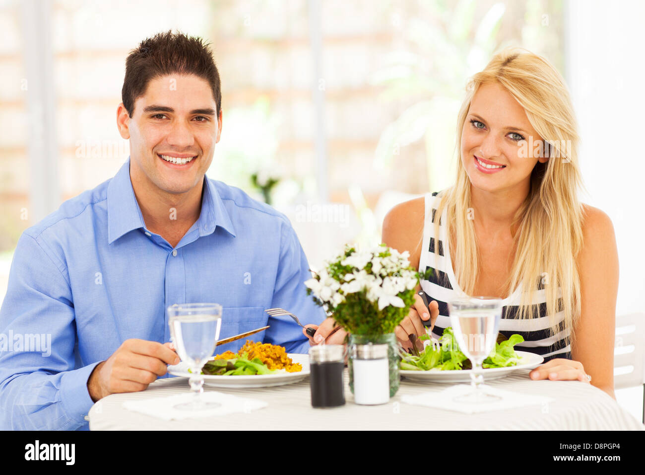Young couple having lunch in restaurant Banque D'Images