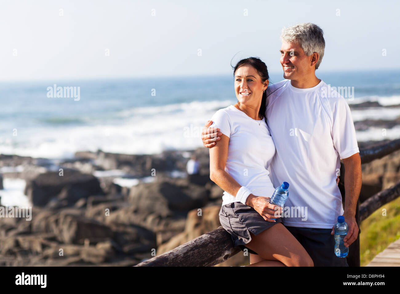 Senior couple relaxing après l'exercice à la plage Banque D'Images