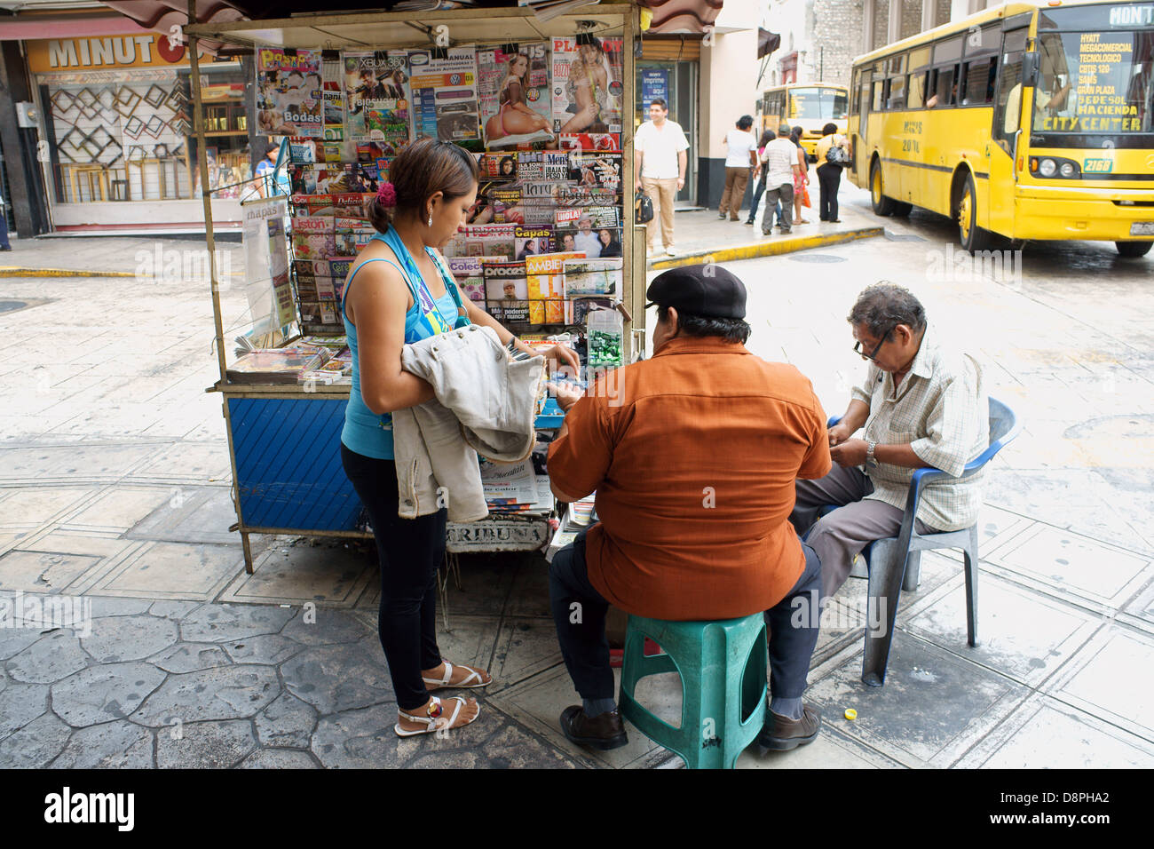 Magazine et kiosque au coin d'une rue à Merida, Yucatan, Mexique Banque D'Images