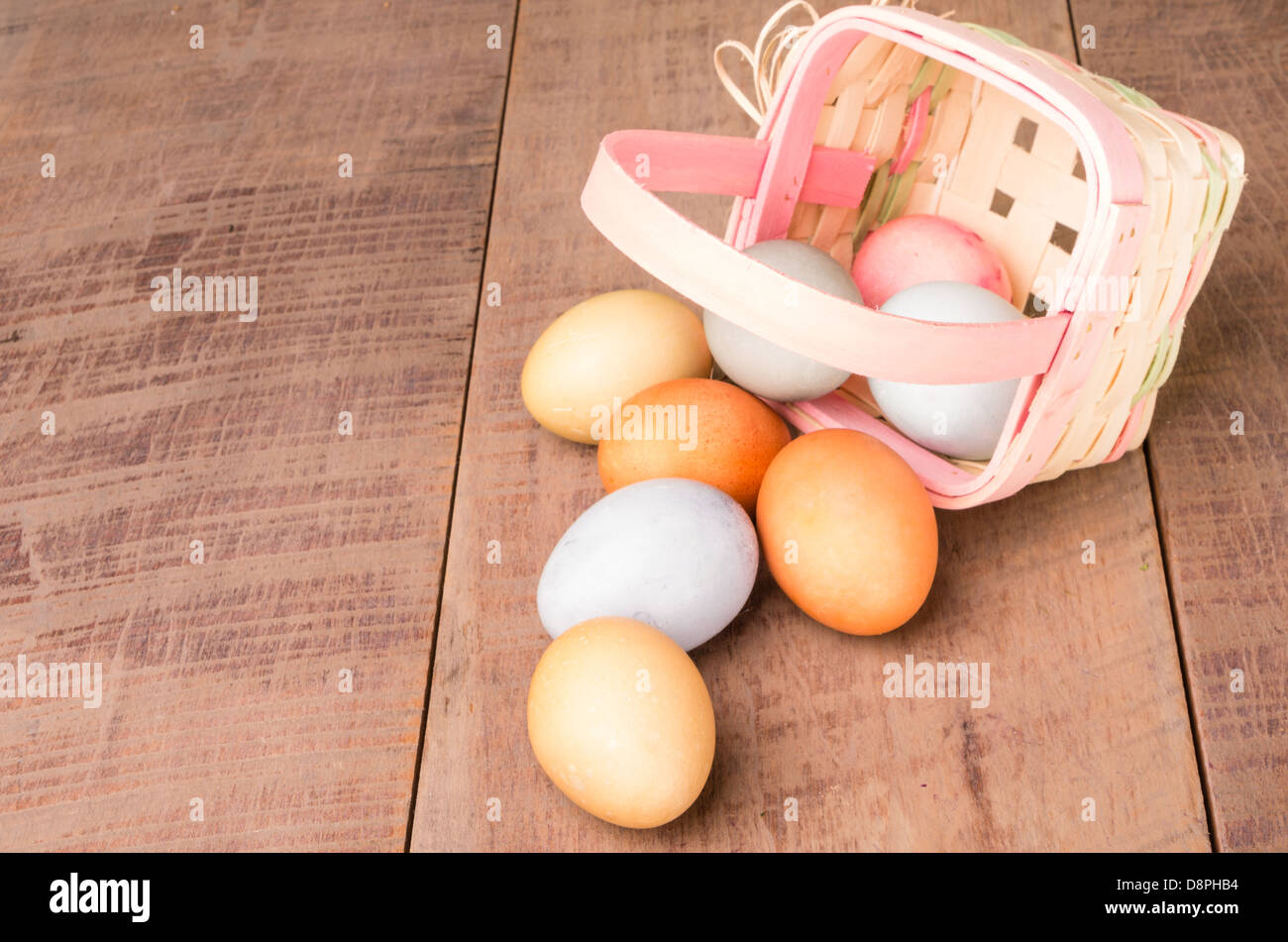 Les oeufs de Pâques colorés teints avec des colorants naturels Banque D'Images