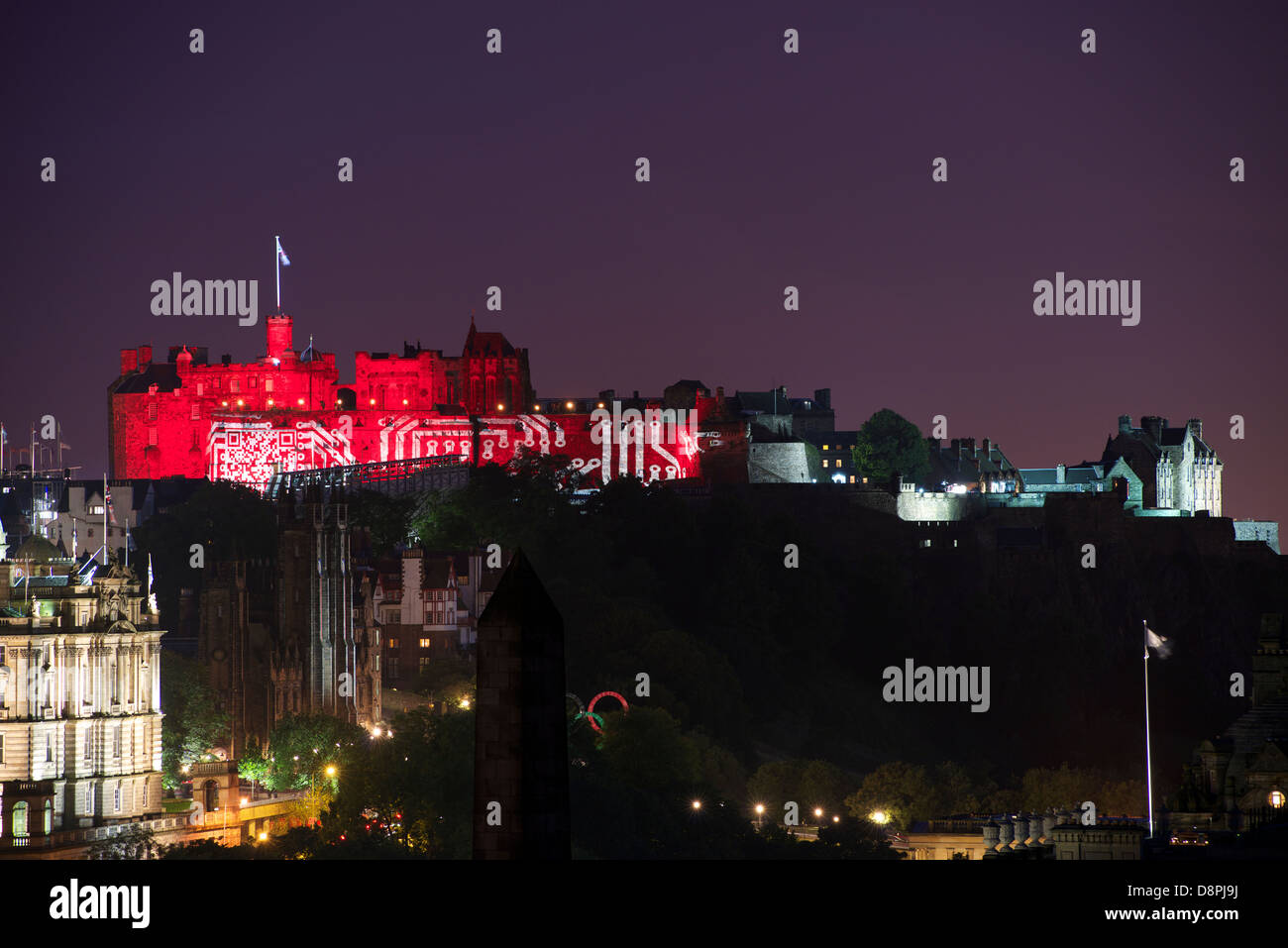 Le Château d'édimbourg allumé pendant l'International Military Tattoo Performance. Banque D'Images