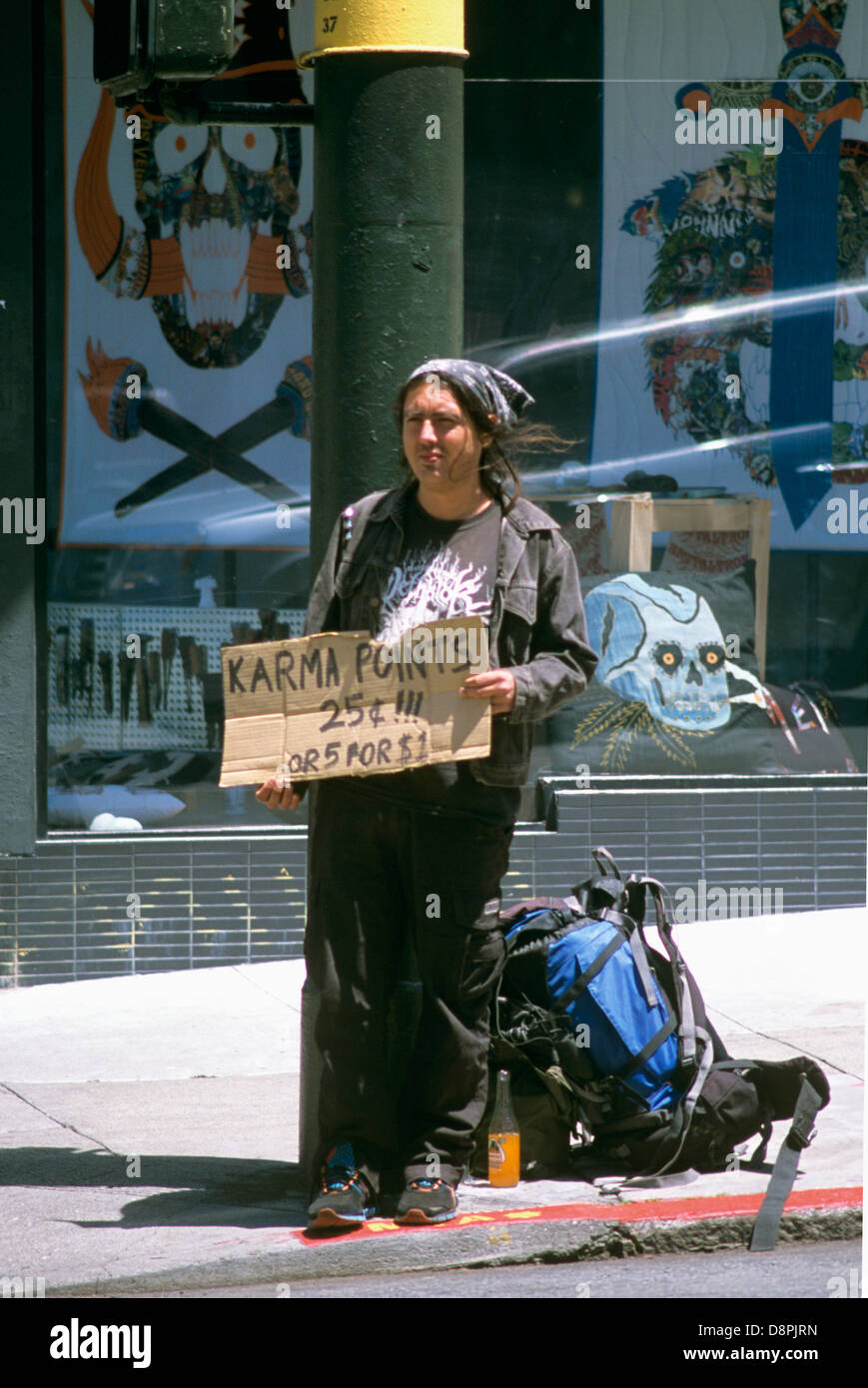 Les jeunes sans-abri enclaves de l'hippie sur Haight Street avec signe demander des changements en échange d'un bon karma Banque D'Images