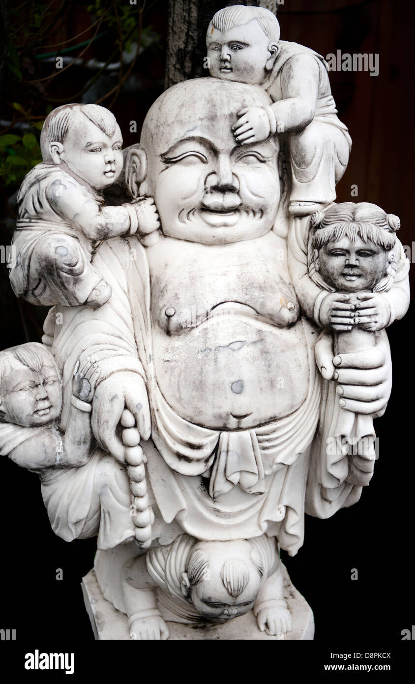 Statue de Bouddha asiatique unique holding bébés Banque D'Images