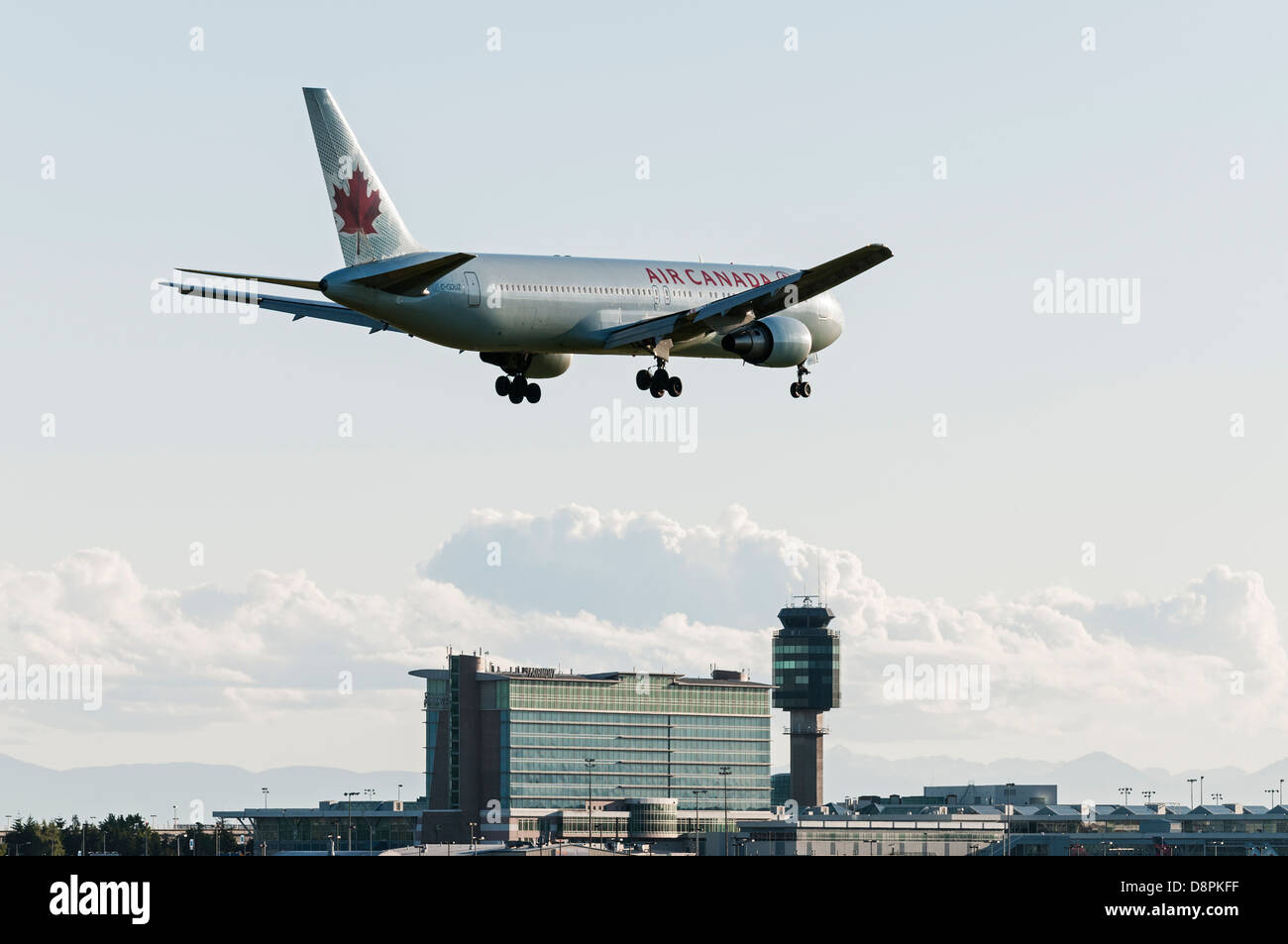 Un Boeing 767 d'Air Canada Jetliner (C-GDUZ) en approche finale pour l'atterrissage à l'Aéroport International de Vancouver. Banque D'Images