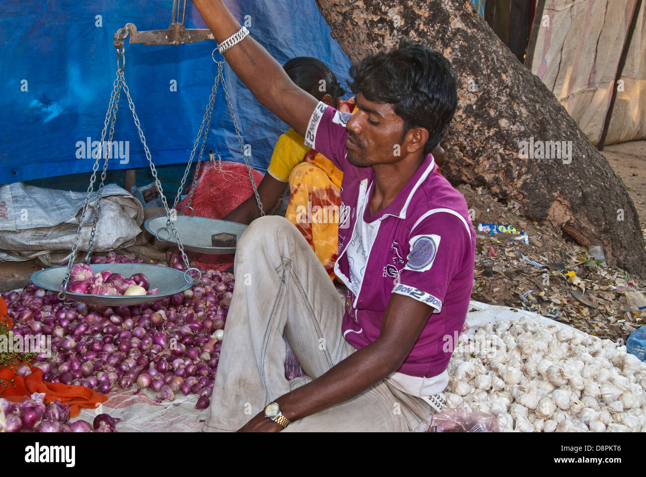 Les Indiens de l'est vendeur d'oignons au marché indien de pesage dans le village de Moka, Madhya Pradesh, Inde Banque D'Images