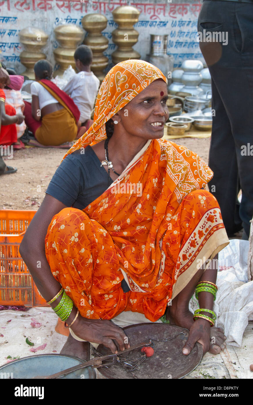 Femme vendeur de rue dans le village de Moka, Madhya Pradesh, Inde Banque D'Images