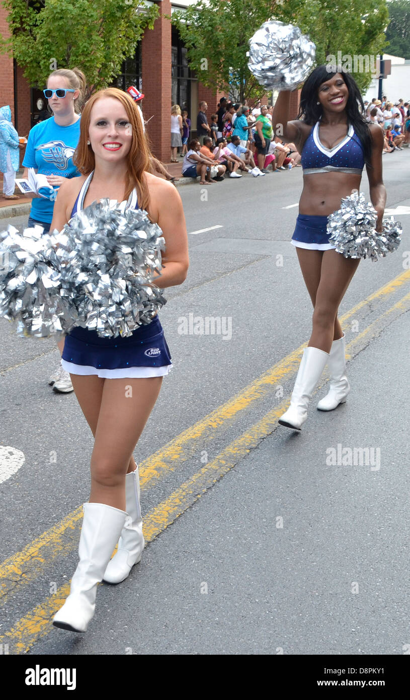 Cheerleaders mars dans un Independance Day Parade à Annapolis (Maryland) Banque D'Images