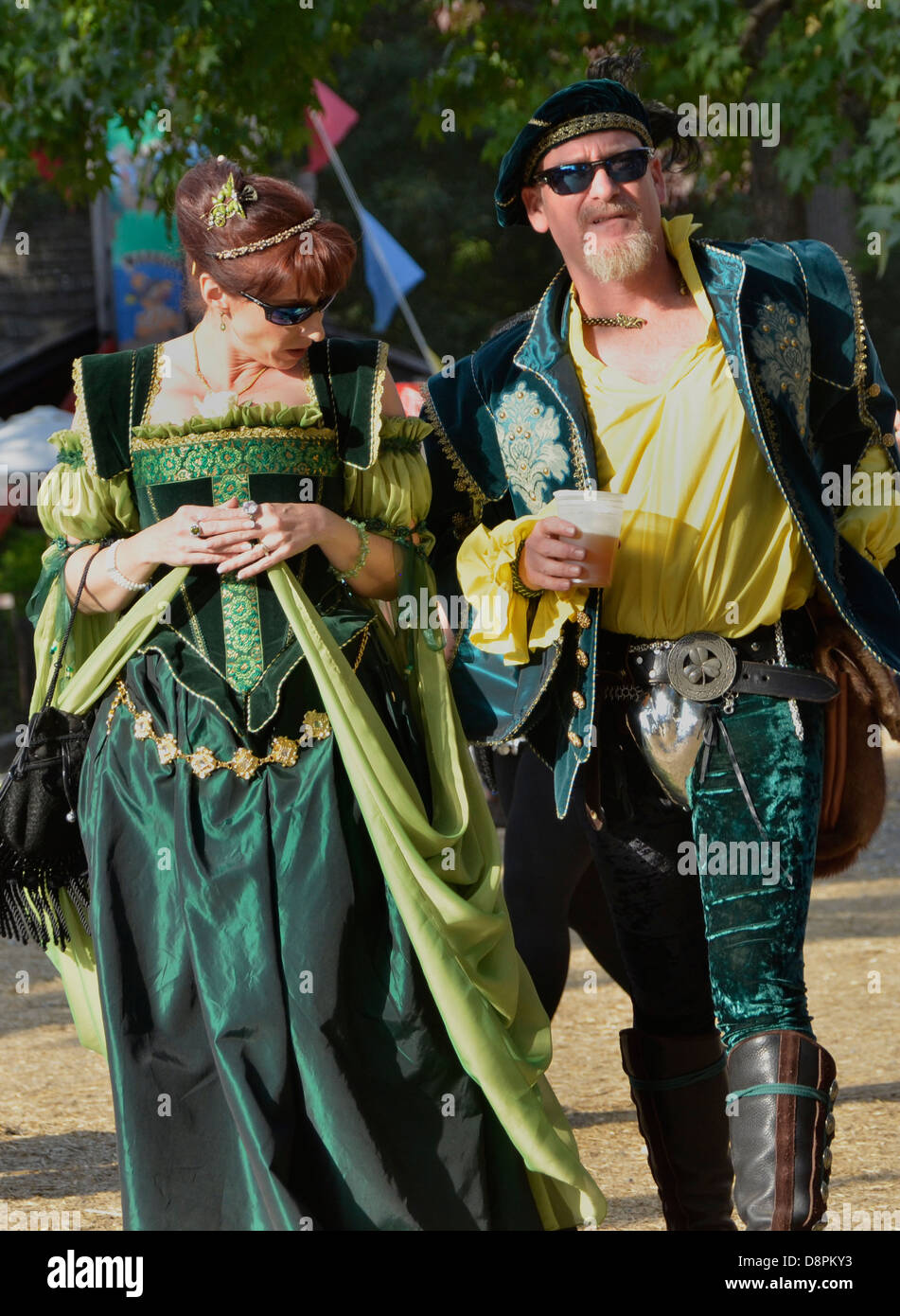 Couple dressed in costumes médiévaux durant la Renaissance festival à Crownsville, Maryland Banque D'Images Couple dressed in costumes médiévaux durant la Renaissance festival à Crownsville, Maryland Banque D'Images