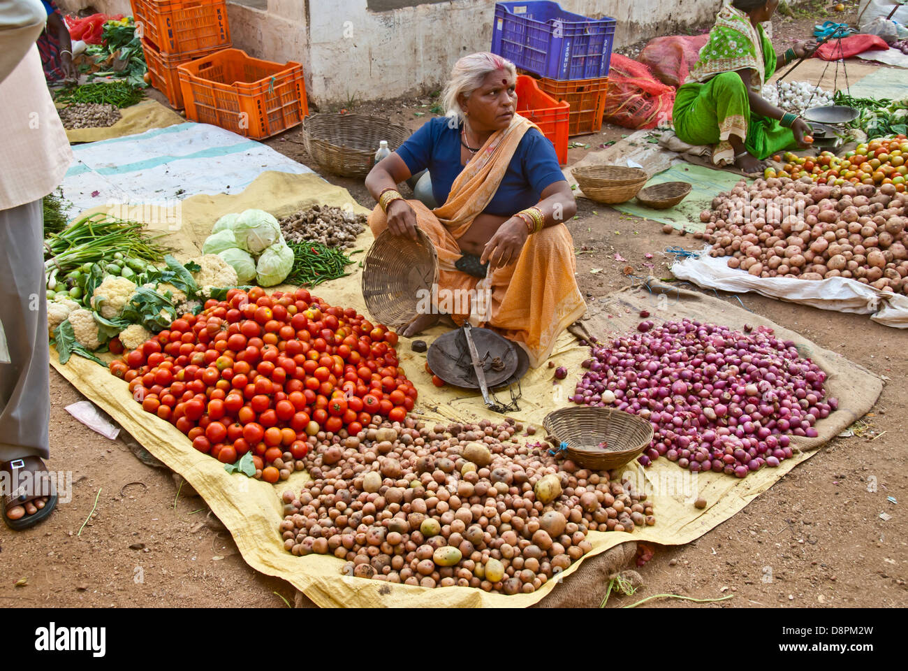En plein air les Indiens de légumes du marché dans le village de Moka, Madya Pradesh, Inde Banque D'Images