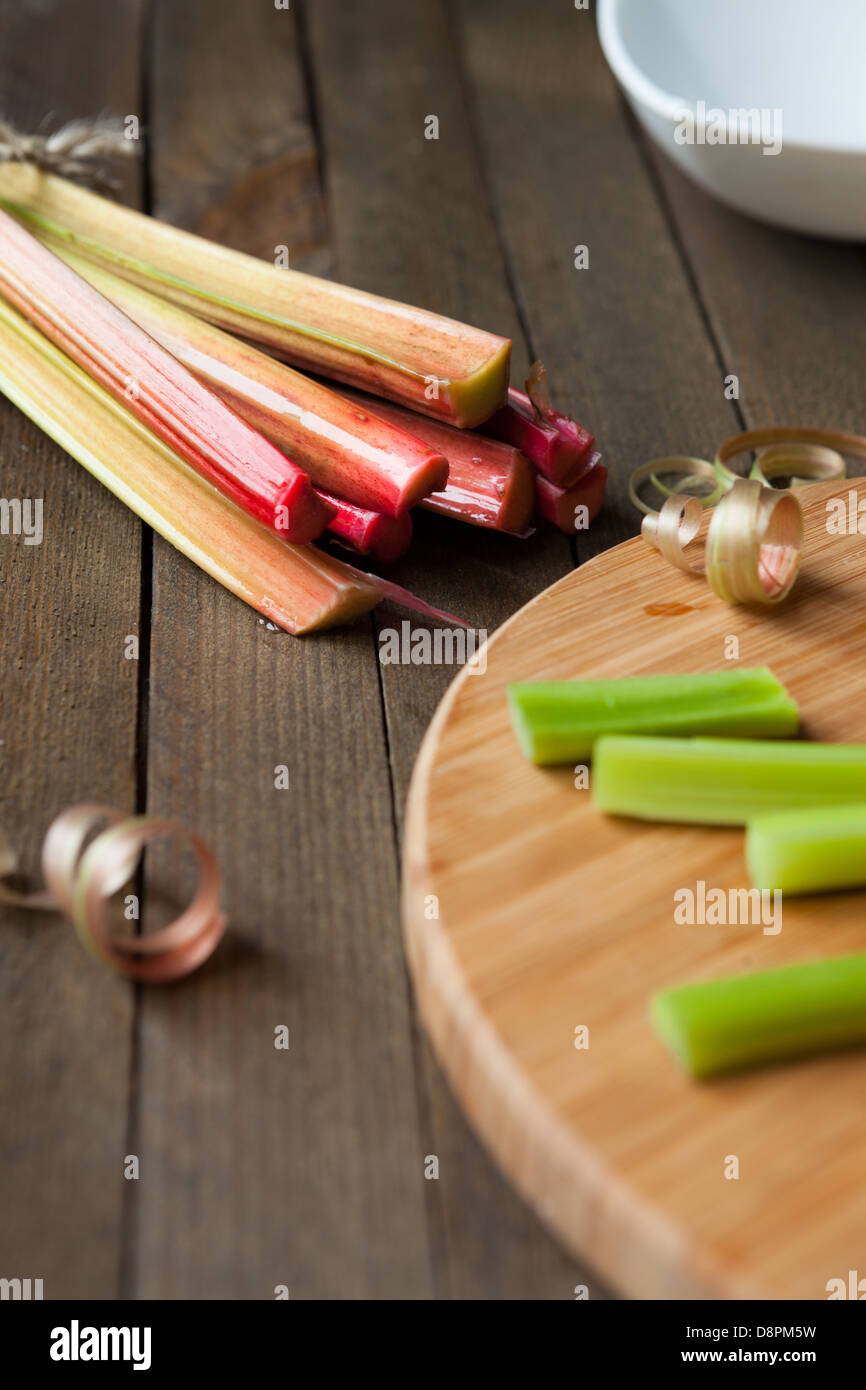 Bouquet de rhubarbe et de pièces sur le plateau, Close up Banque D'Images