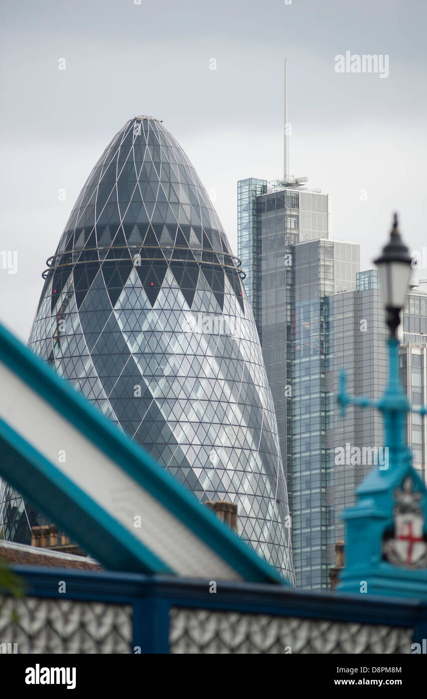 Le Gherkin et ville d'immeubles de bureaux à Londres de Tower Bridge Banque D'Images