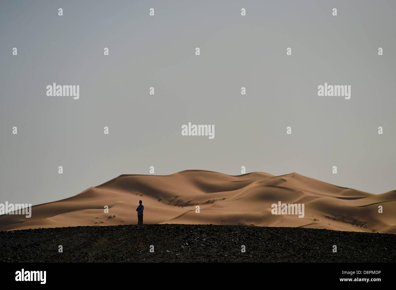 Un homme sur les dunes de sable. Désert du Sahara, près de Merzouga, Maroc, Afrique du Nord, l'Afrique. Photo : Frank May Banque D'Images
