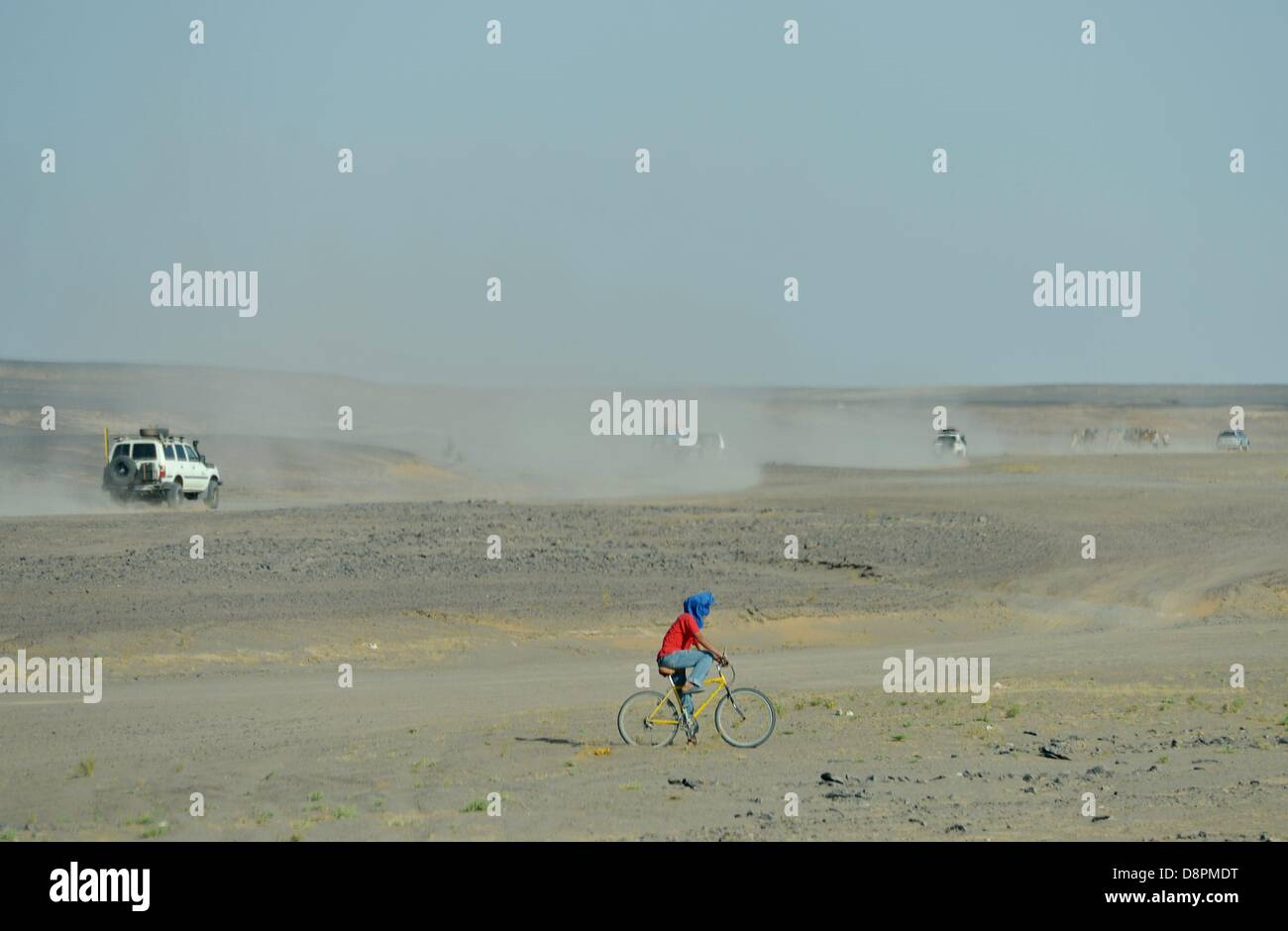 Un homme avec son vélo dans le désert du Sahara, près de Merzouga, Maroc, Afrique du Nord, l'Afrique. Photo : Frank May Banque D'Images