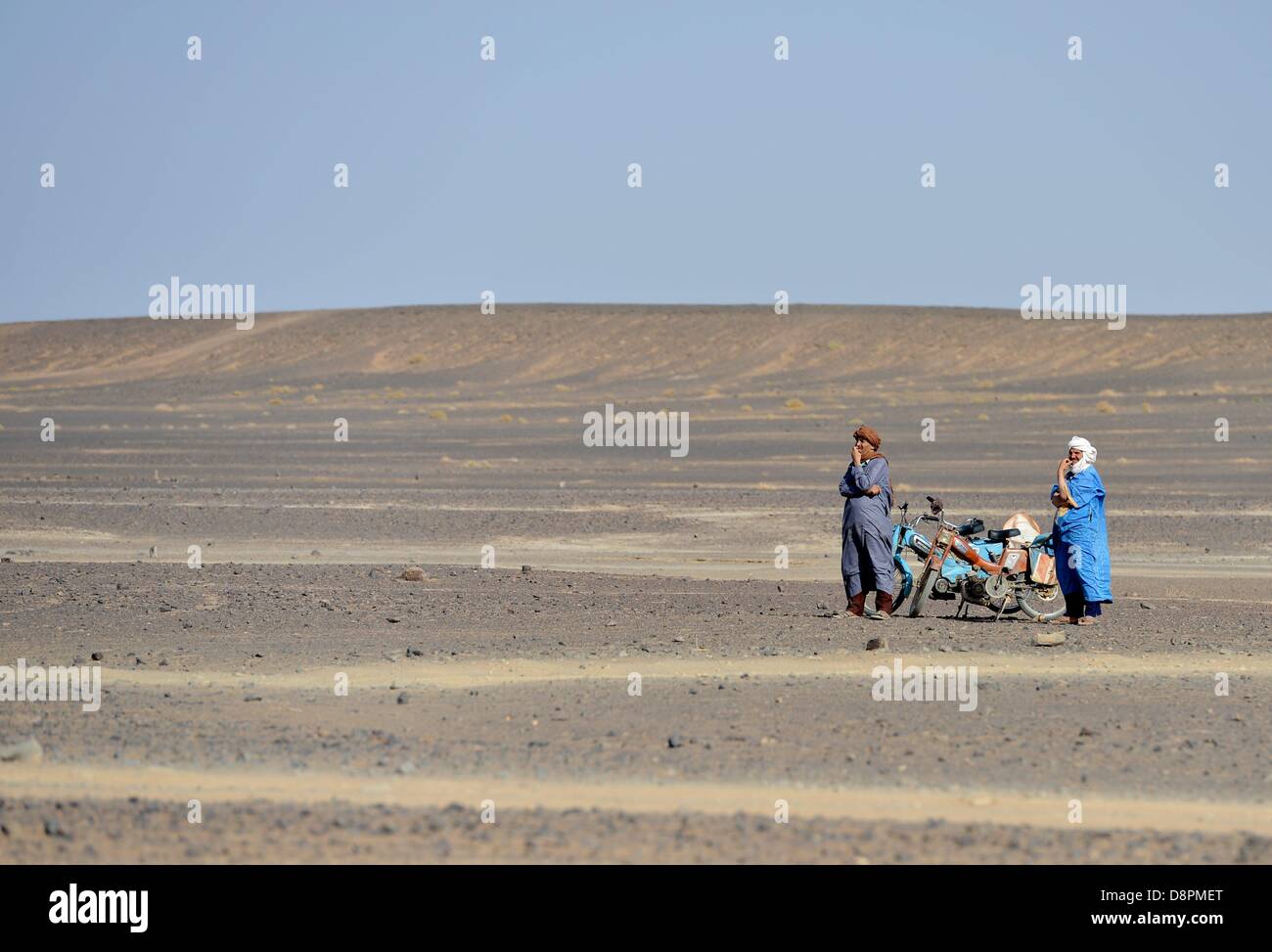 Deux hommes sur les dunes de sable. Désert du Sahara, près de Merzouga, Maroc, Afrique du Nord, l'Afrique. Photo : Frank May Banque D'Images