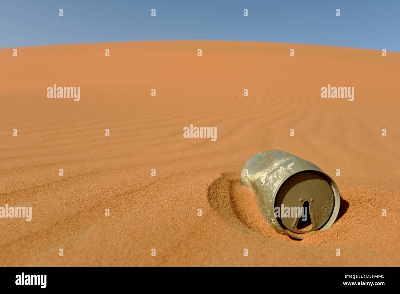 Vide peut en dunes de sable. Désert du Sahara, près de Merzouga, Maroc, Afrique du Nord, l'Afrique. Photo : Frank May Banque D'Images