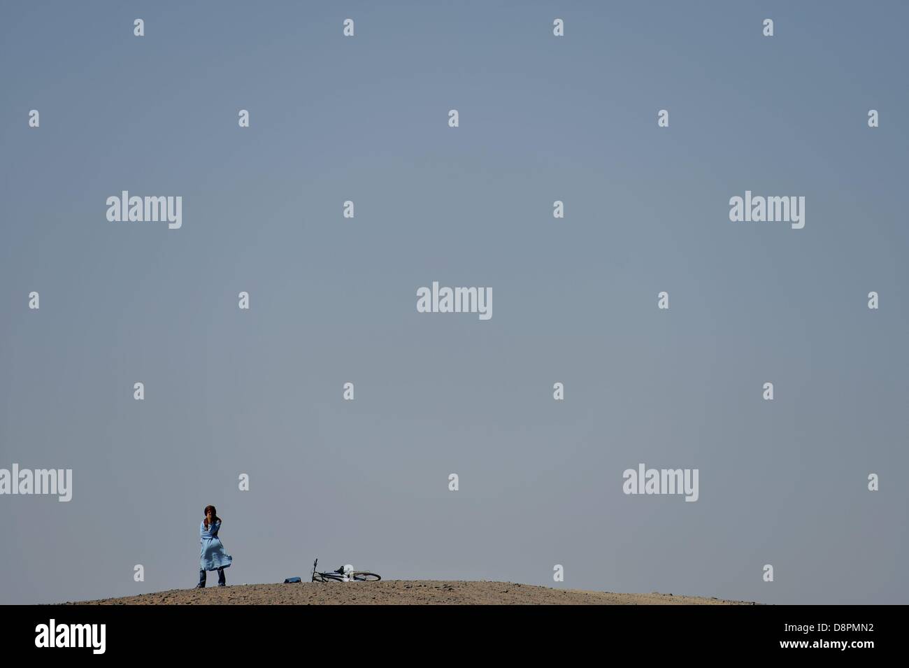 Un homme sur les dunes de sable. Désert du Sahara, près de Merzouga, Maroc, Afrique du Nord, l'Afrique. Photo : Frank May Banque D'Images