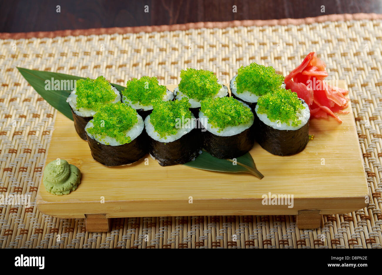 Tobiko (oeufs de poisson volant) Gunkan Maki Sushi.Roll fait du poisson fumé Banque D'Images