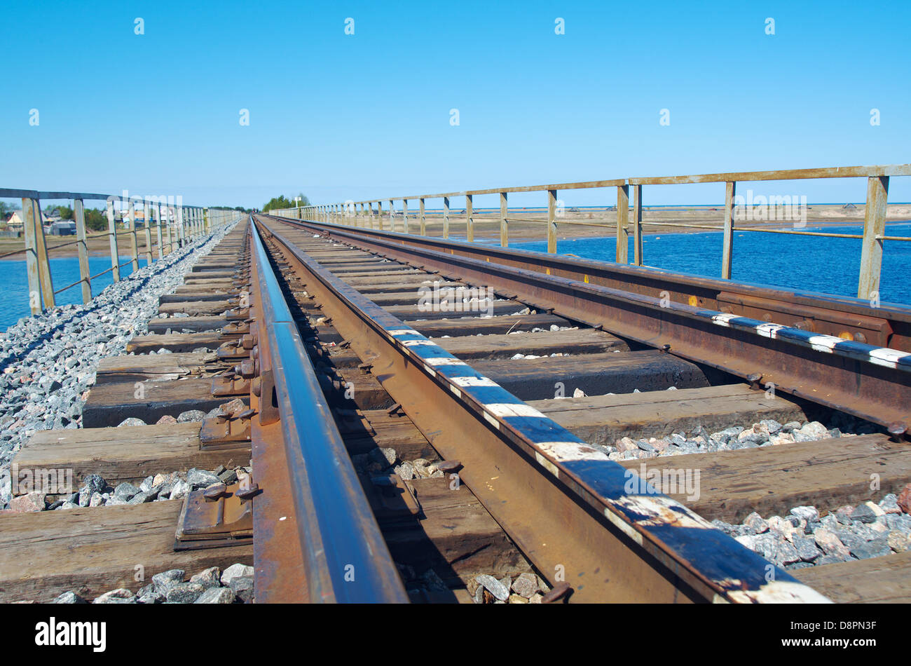 Pont du chemin de fer sous ciel nuageux ciel bleu Banque D'Images