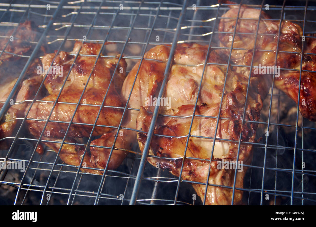 Barbecue.poulet sur le BBQ avec des flammes Banque D'Images