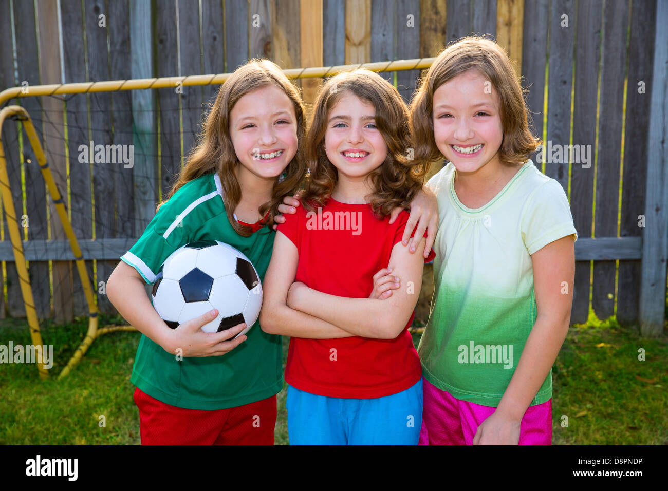 Sœur trois amis filles football soccer joueurs gagnant sur l'arrière-cour Banque D'Images