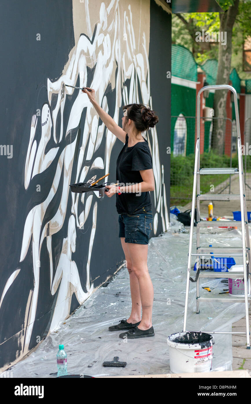 Moscou, Russie - 1 juin : Lucy Mclauchlan peint le mur sur Moscou Ahmad Tea Music Festival. Moscou, 1 juin, 2013 Banque D'Images