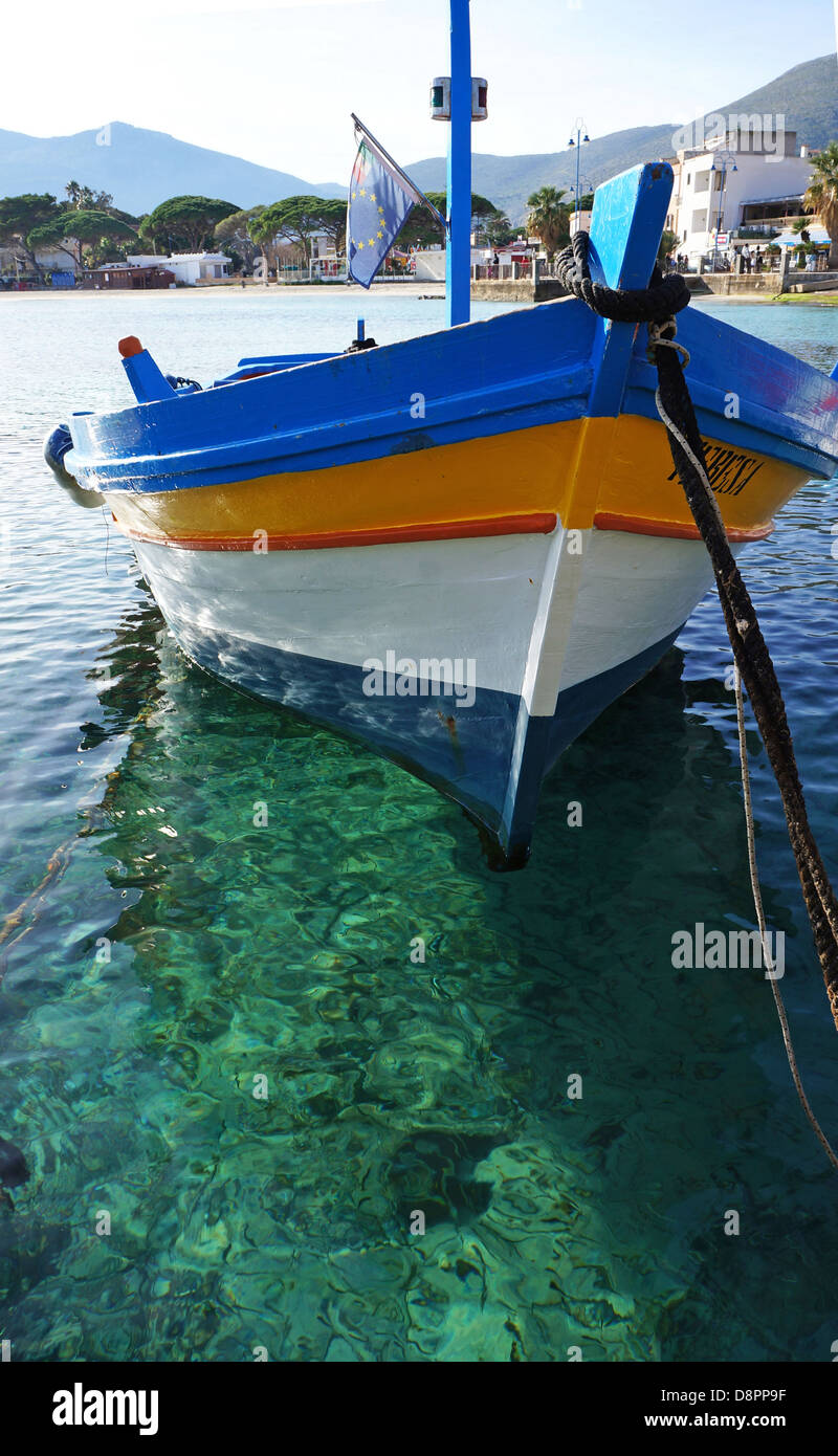 Proue d'un bateau de pêche jaune sur la mer cristalline Banque D'Images
