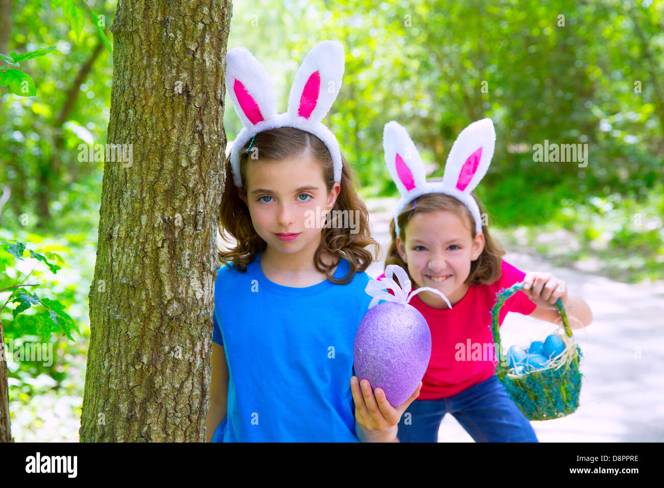 Les filles jouant sur Pâques forêt avec des dents de lapin expression outdoor Banque D'Images