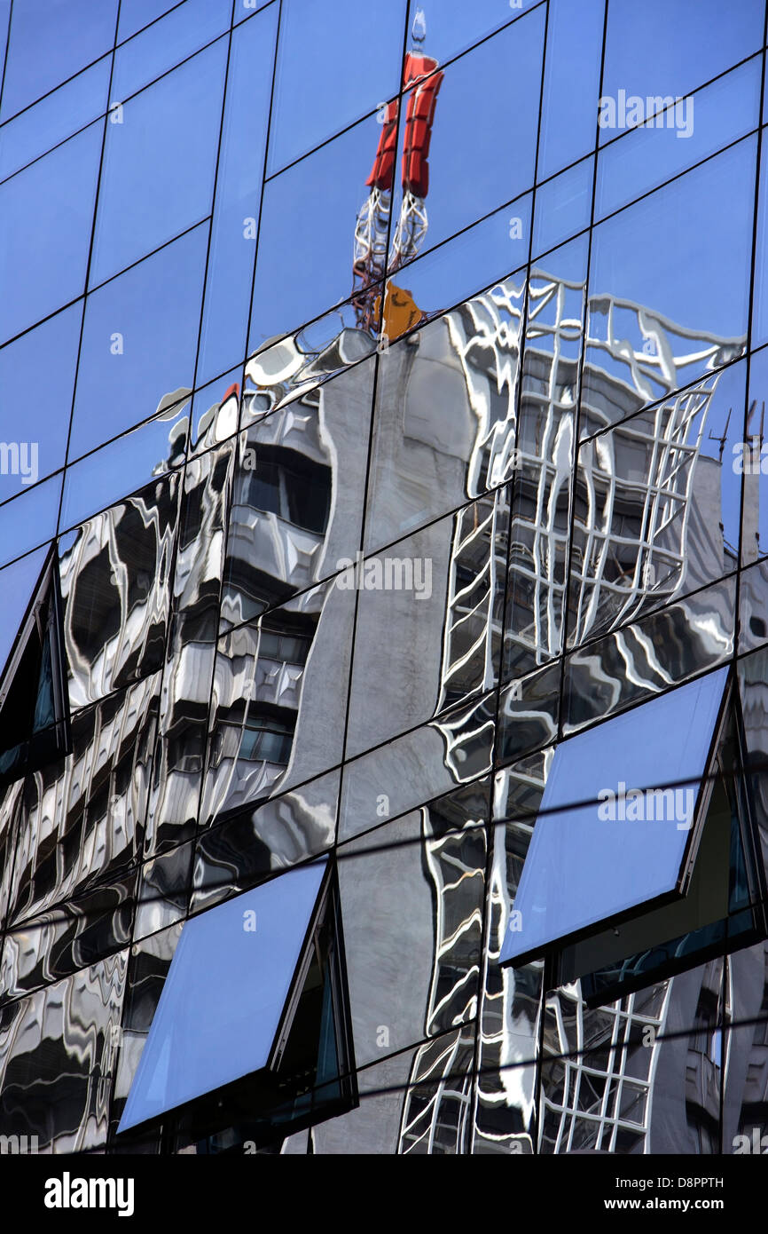 La réflexion au niveau de la façade moderne en verre Banque D'Images