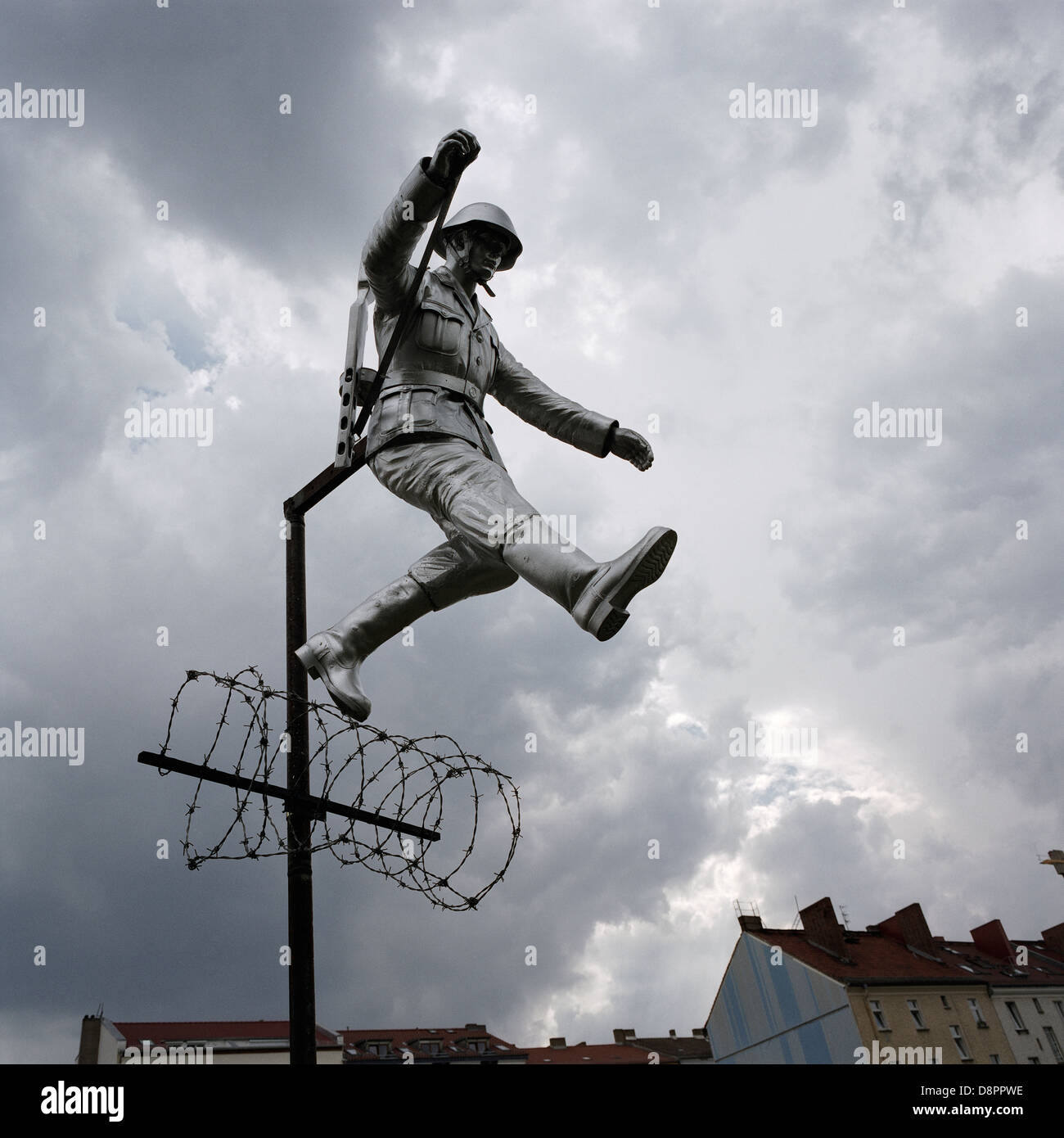 Berlin. L'Allemagne. Monument à la frontière allemande est guard Hans Conrad Schumann sur Bernauer Strasse. Banque D'Images