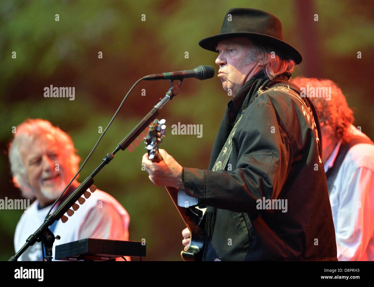 Berlin, Allemagne. 2 juin 2013. Le musicien canadien Neil Young joue avec son groupe Crazy Horse à la Waldbühne à Berlin, Allemagne, 02 juin 2013. Photo : BRITTA PEDERSEN/dpa/Alamy Live News Banque D'Images