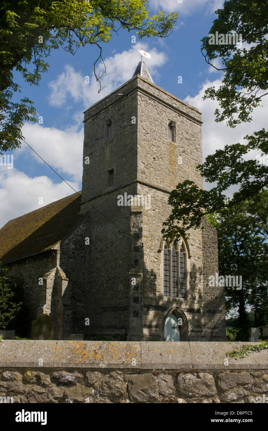 L'église du village de St James, refroidissement, Kent. Il date de la fin du 13ème siècle qui est maintenant mis à jour par les Églises Conservation Trust et ouvert aux visiteurs tous les jours. Dans le cimetière sont un groupe de pierres tombales pour les enfants qui sont largement considérées comme ayant inspiré Charles Dickens' description du cimetière dans la scène d'ouverture du roman de grandes attentes. La tour a été achevée à la hauteur à laquelle il est aujourd'hui d'environ 1400. St James''Église semble avoir été peu modifiée jusqu'au xixe siècle. Banque D'Images