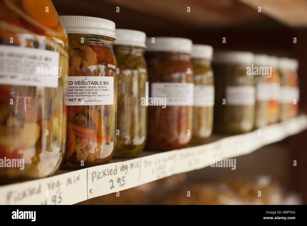 Bocaux de conserves de légumes à un marché en bordure de Amish, Leola, comté de Lancaster, PA, USA Banque D'Images