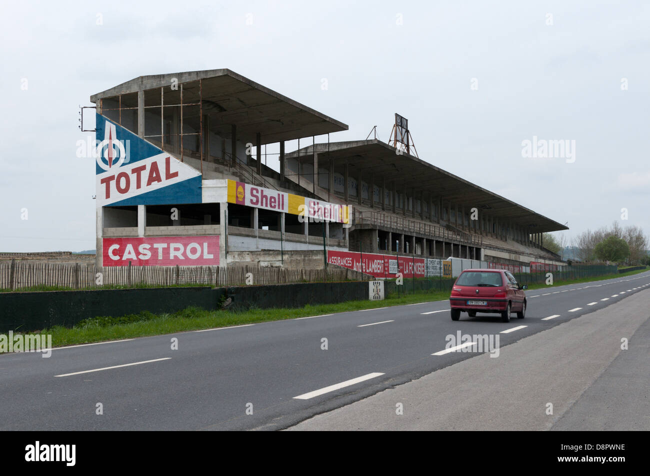 Une motion (floue) voiture passe le reste de la partie du Circuit de Reims-Gueux dans le nord de la France. Banque D'Images