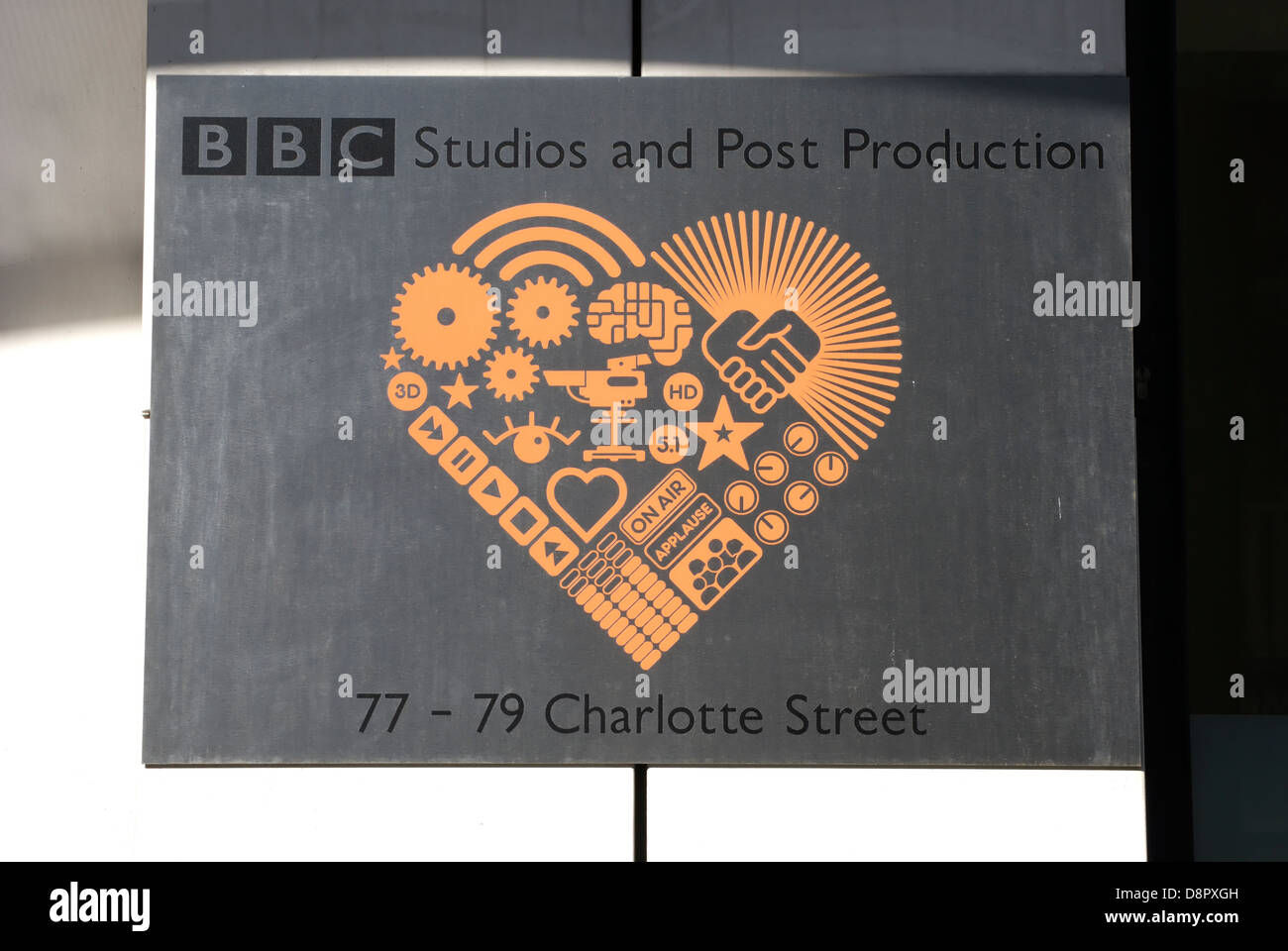 Plaque murale à l'entrée des studios de la bbc et de post-production facility, Charlotte Street, Londres, Angleterre Banque D'Images