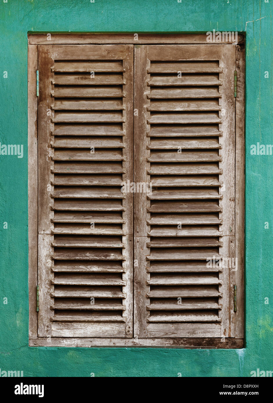Old vintage avec fenêtre sur mur de treillis de bois vert Banque D'Images