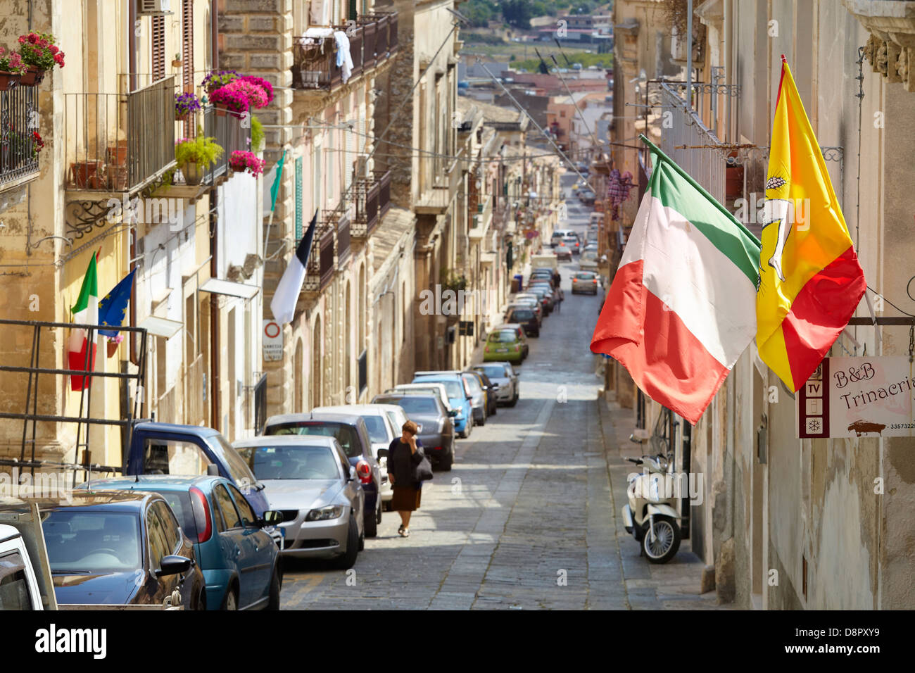 Drapeau sicilien et italien sur la rue de la ville de Noto, en Sicile, Italie l'UNESCO Banque D'Images