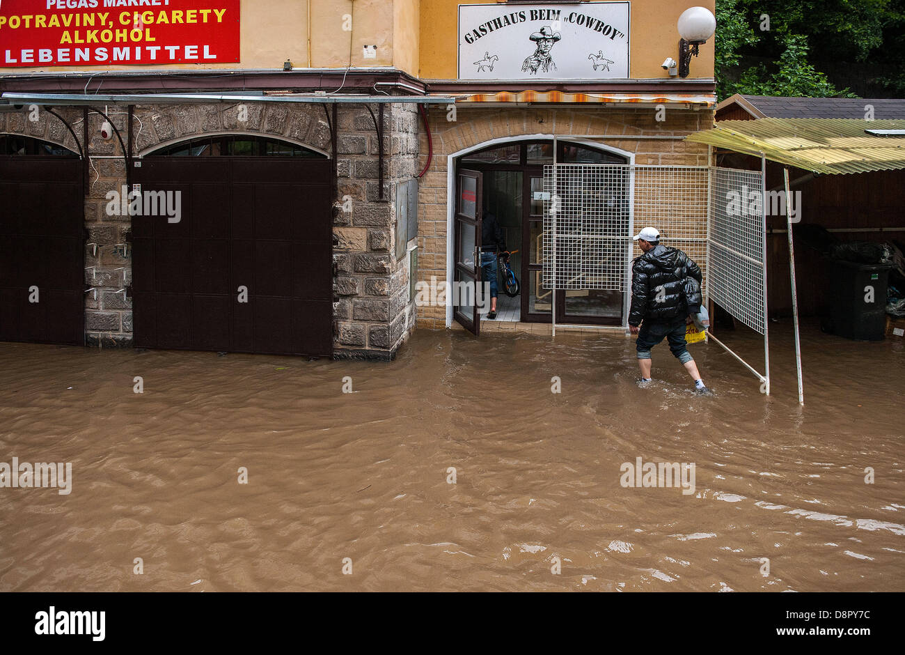 Inondations à Hrensko à Decin, région de l'Elbe, en République tchèque, le lundi 3 juin 2013. De fortes pluies causent des inondations le long des rivières dans le nord, l'Ouest, centrale, australe et orientale en partie les régions de Bohême. (Photos/CTK Radek Petrasek) Credit : CTK/Alamy Live News Banque D'Images