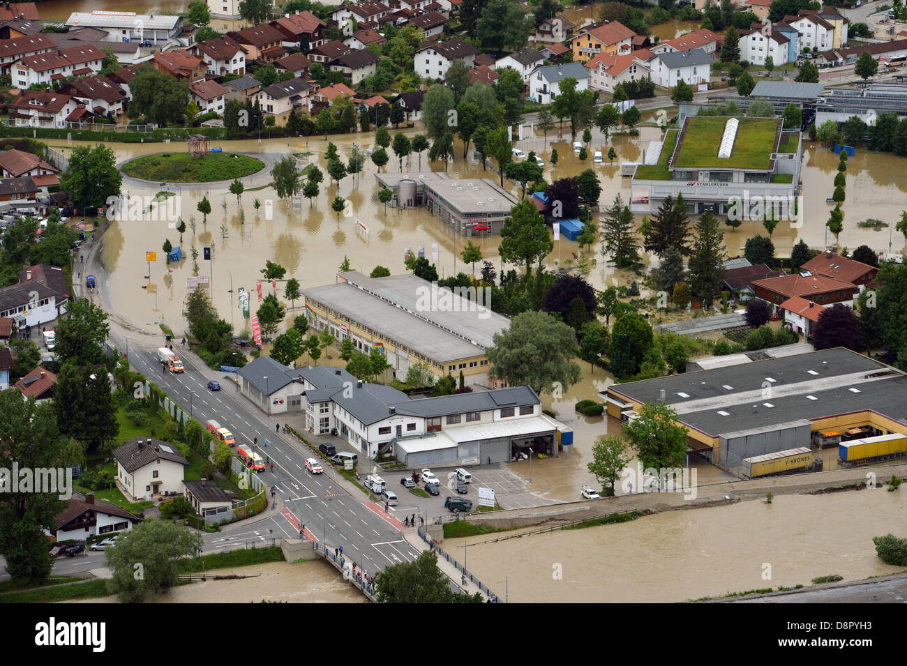 Kolbermoor, Allemagne. 3 juin 2013. Les terres sont inondées autour de Kolbermoor près de Rosenheim, Allemagne, 03 juin 2013. Les fortes pluies causent de graves inondations en Bavière et dans d'autres régions de l'Allemagne. Photo : PETER KNEFFEL/dpa/Alamy Live News Banque D'Images