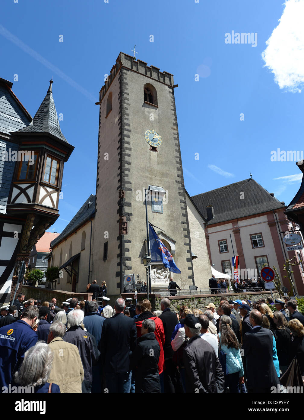 Les spectateurs se tiennent à l'extérieur de l'Église pour les funérailles de Moritz, landgrave de Hesse à Kronberg im Taunus, Allemagne, 03 mai 2013. Moritz, landgrave de Hesse est mort à l'âge de 86 ans le 23 mai à Francfort. Il était le chef de la maison de Hesse et était lié à quelques-unes des maisons européennes royal. Photo : ARNE DEDERT Banque D'Images