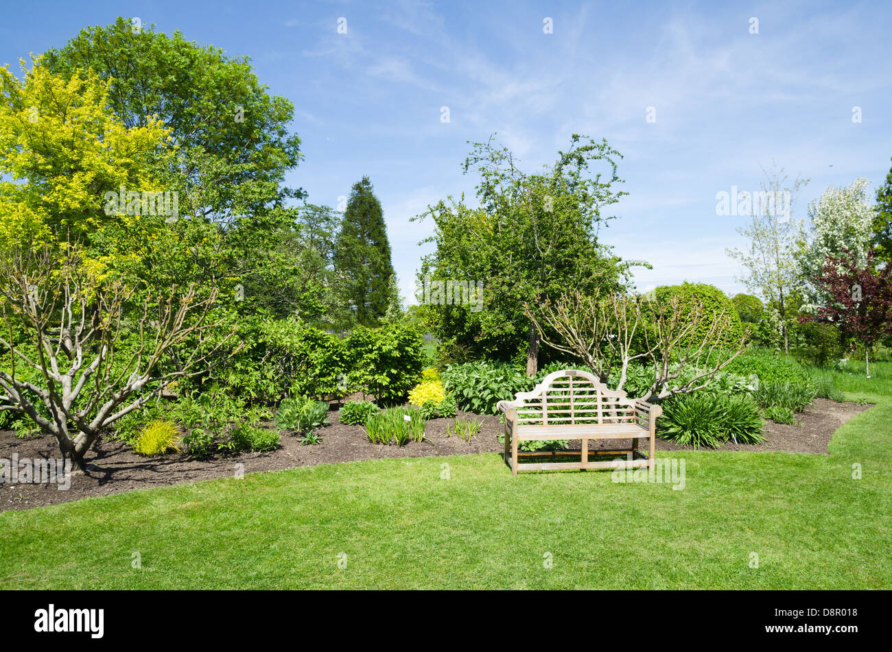 Un siège dans un jardin anglais Banque D'Images