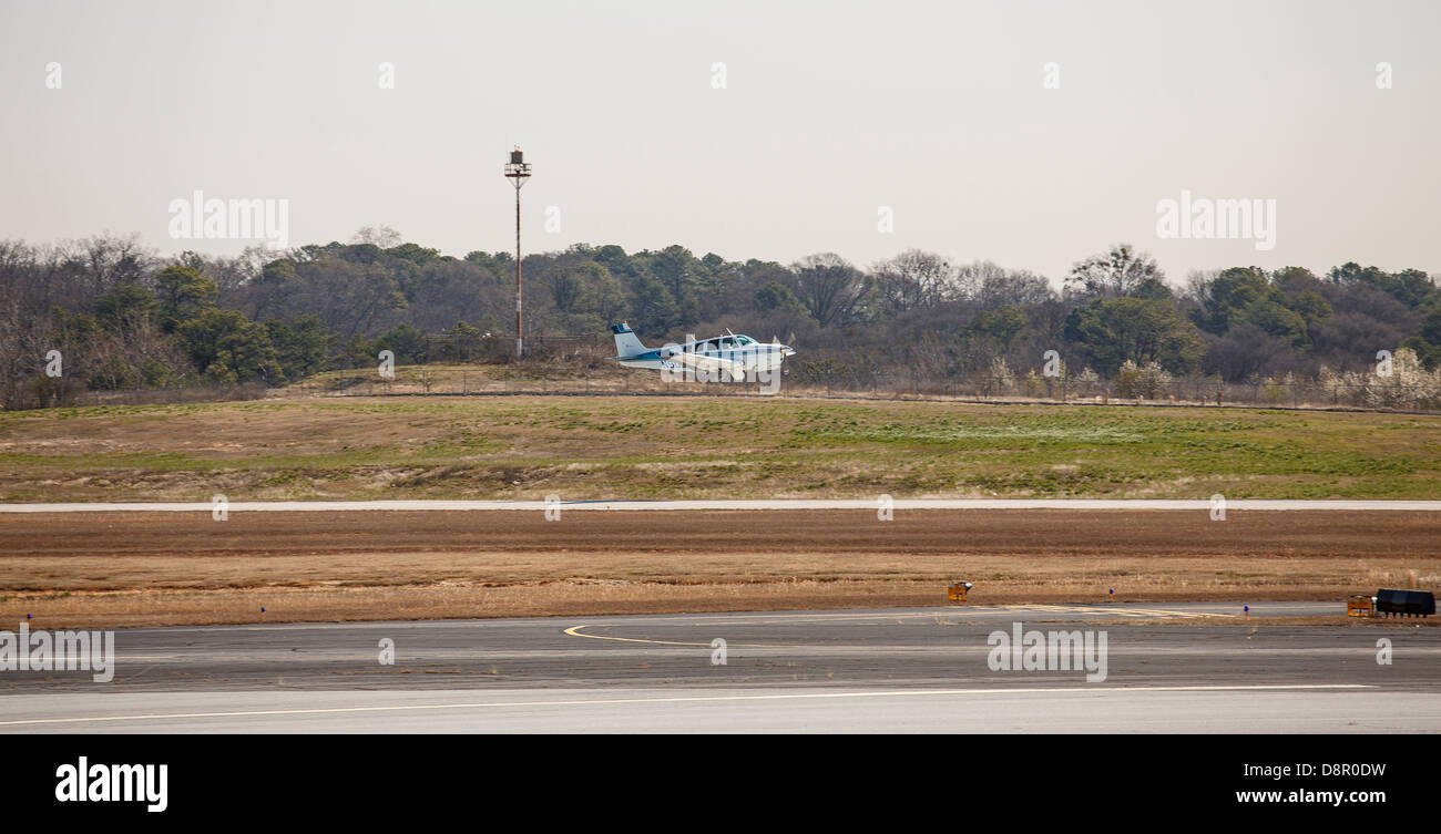 Un petit avion prop à l'atterrissage à un aéroport régional Banque D'Images