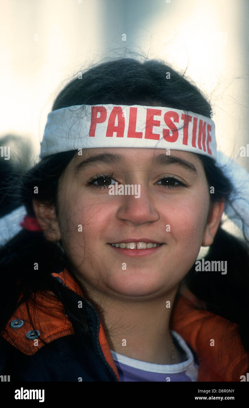 Démo à l'extérieur de l'ambassade israélienne, Londres, Royaume-Uni contre l'incursions israéliennes dans les territoires palestiniens, le 6 avril 2002. Banque D'Images