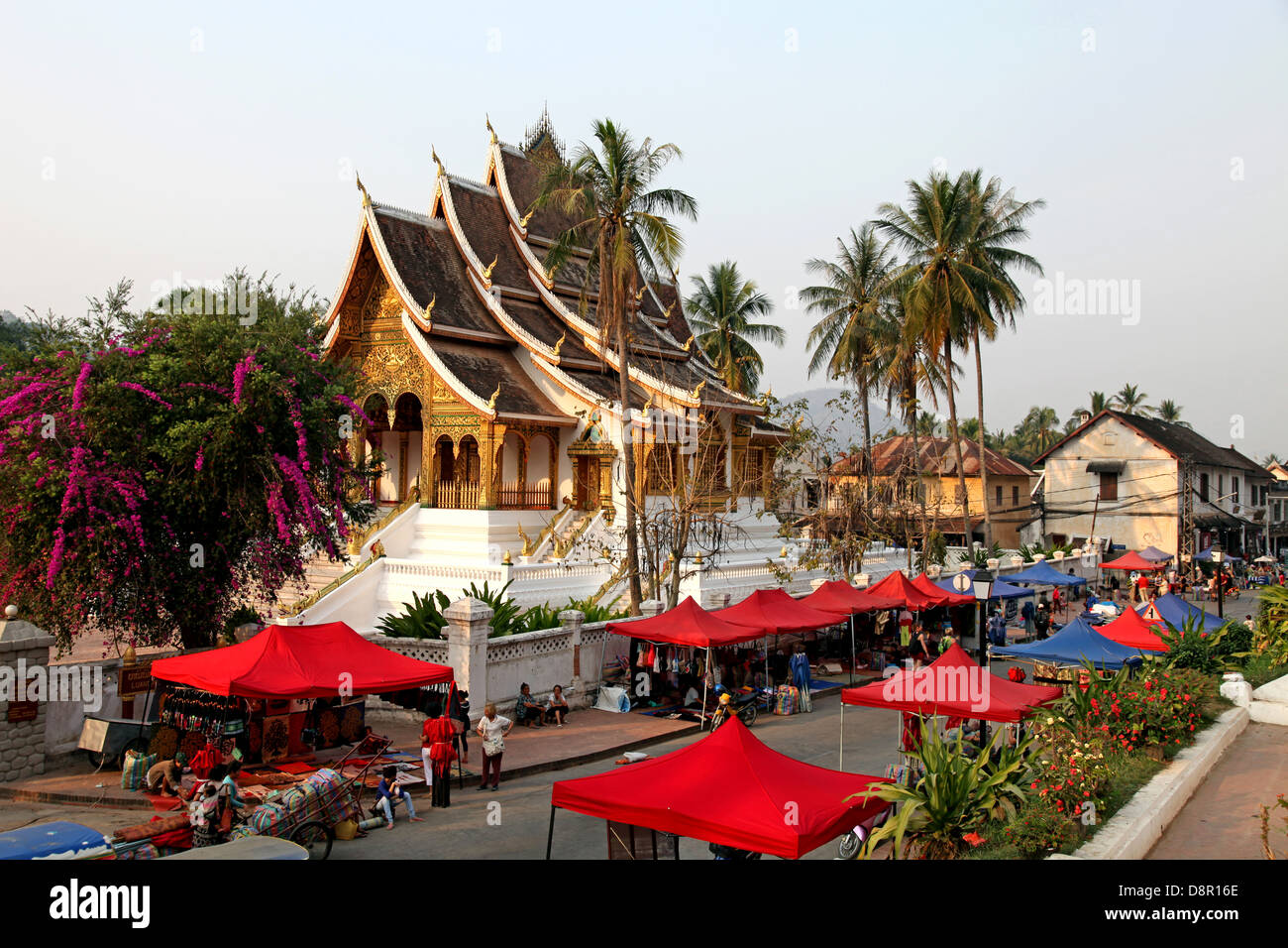 Haw Pha Bang Temple et de la rue du marché, Luang Prabang, Laos Banque D'Images