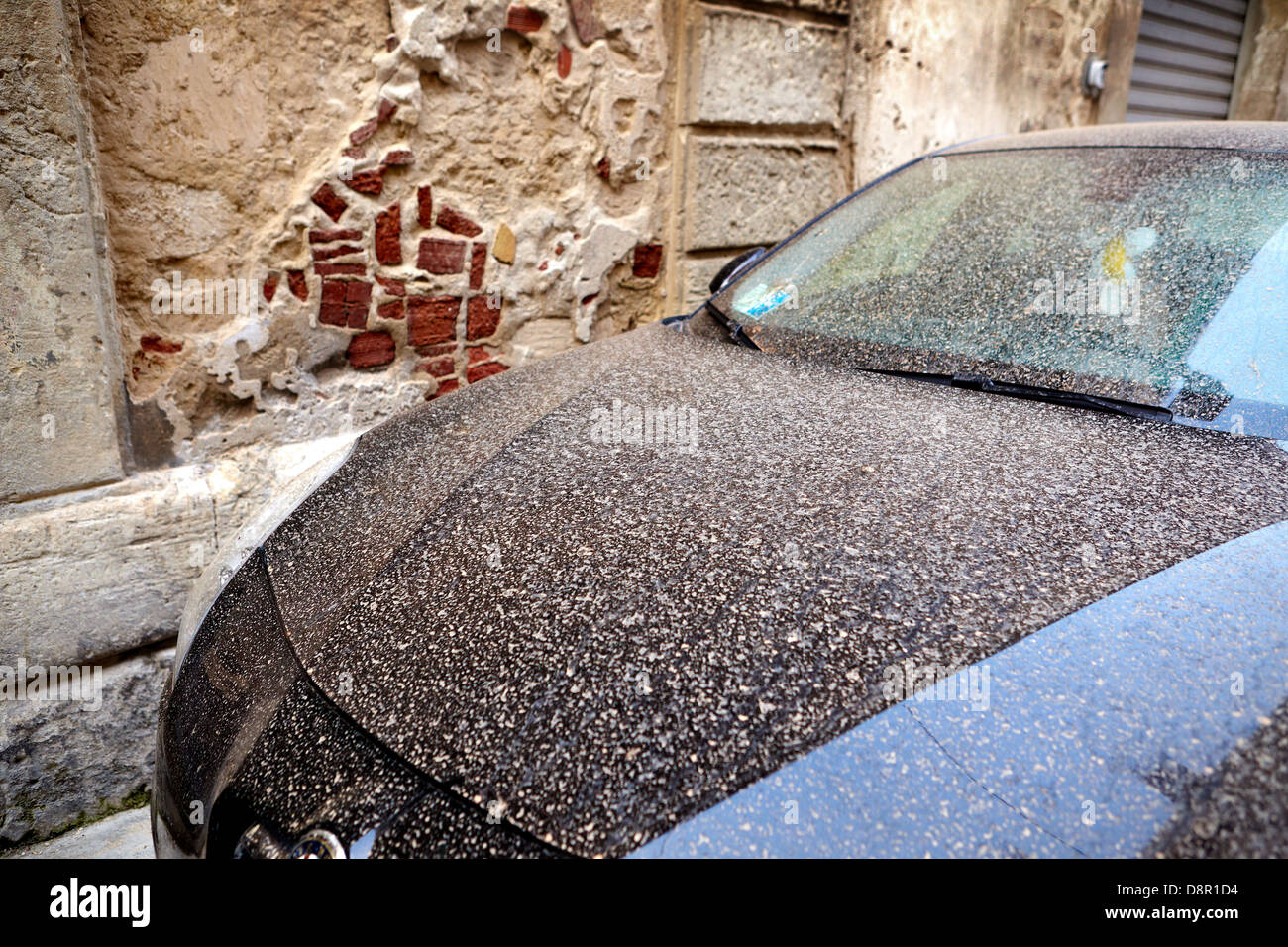 La chute de cendres volcaniques de l'Etna dans la pluie se salir les voitures, Syracuse, Sicile, Italie Banque D'Images