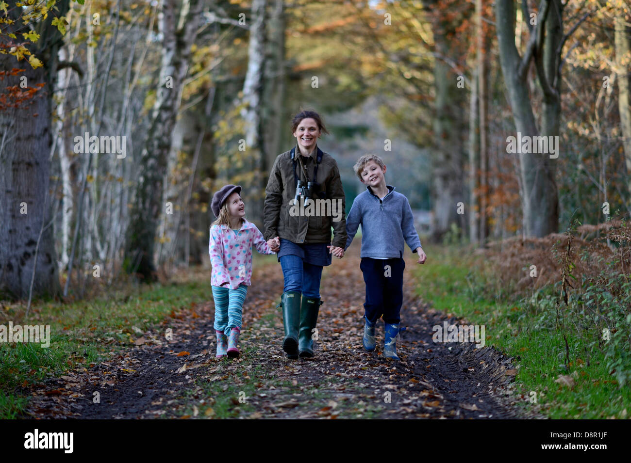 La mère, le fils et la fille sur le promenade en automne Norfolk Banque D'Images