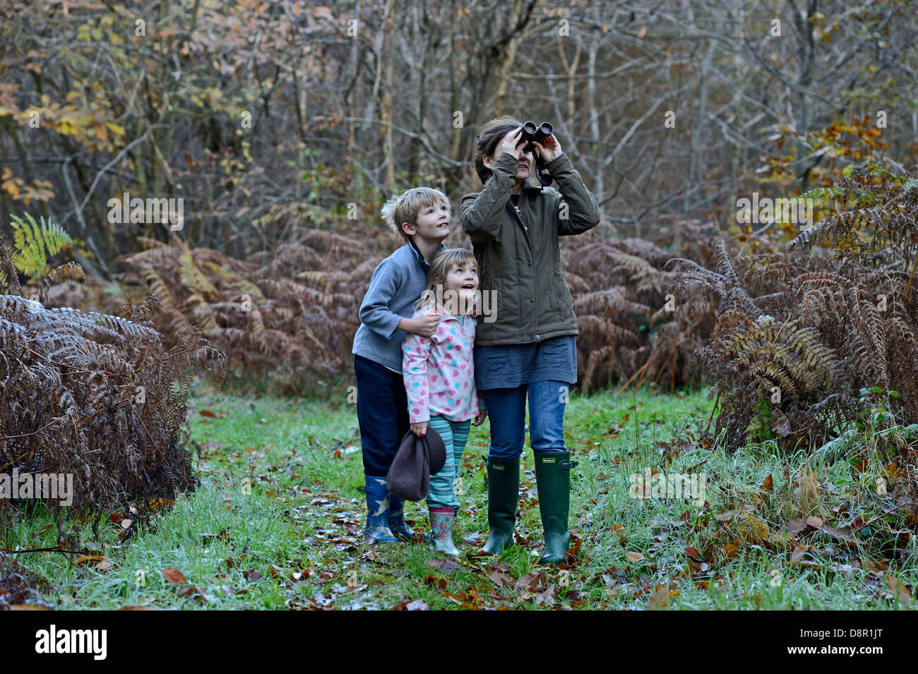 La mère, le fils et la fille sur le promenade en automne Norfolk Banque D'Images