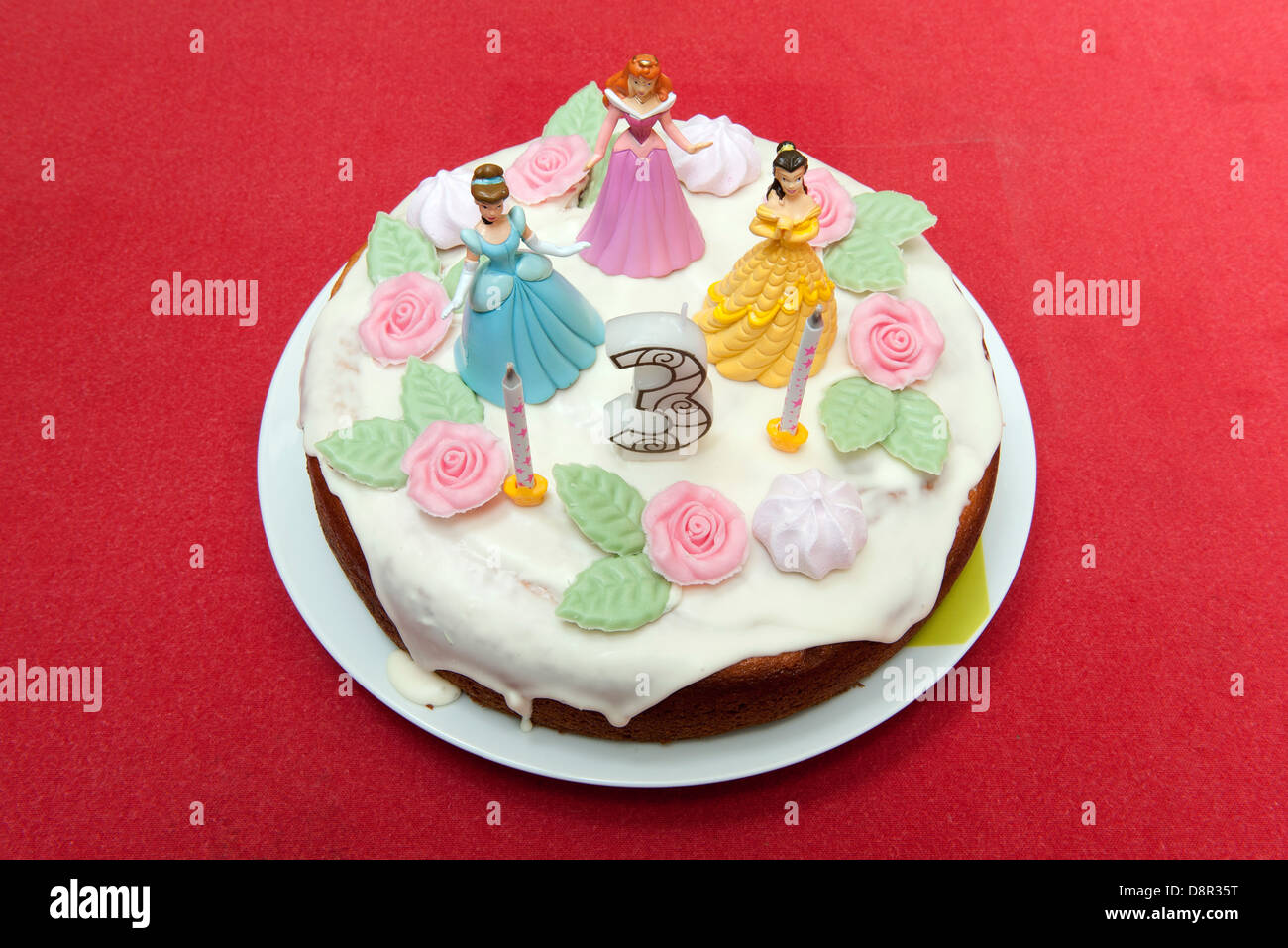 Gateau D Anniversaire Pour Trois Ans Decore Avec Des Figurines Princesse Photo Stock Alamy Gateau D Anniversaire Pour Trois Ans Decore Avec Des Figurines Princesse Photo Stock Alamy